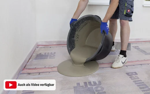 Heimwerker gießt Fließestrich auf Bodenunterlage aus, um glatte Oberfläche für Bodenbelag zu schaffen.