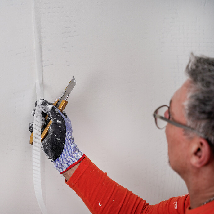 La bande supérieure de la double couture est retirée.