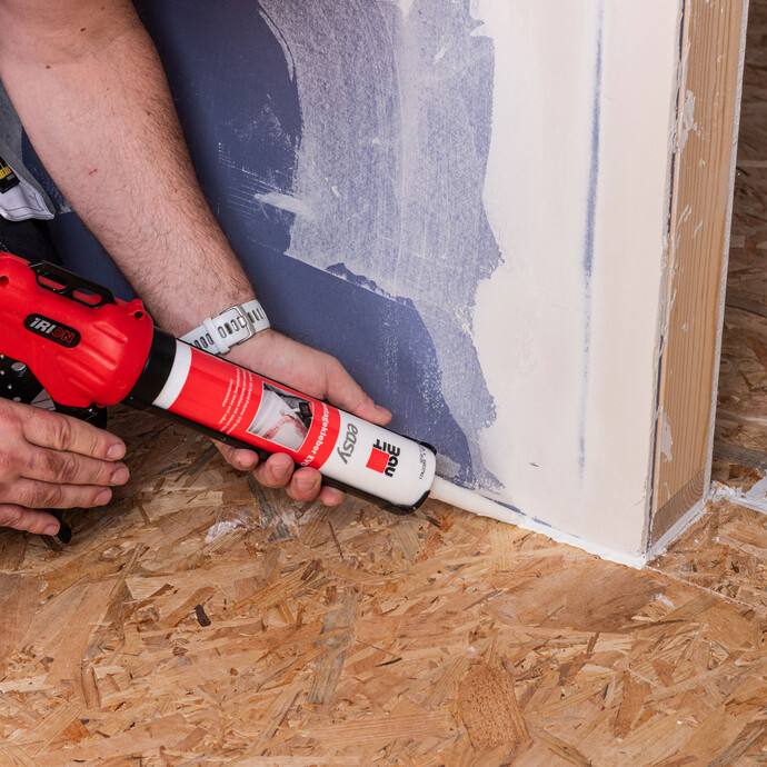 Photo de détail : la zone de jonction entre le panneau d'aggloméré et la cloison sèche est étanchéifiée avec la colle de montage easy EVO de Baumit.
