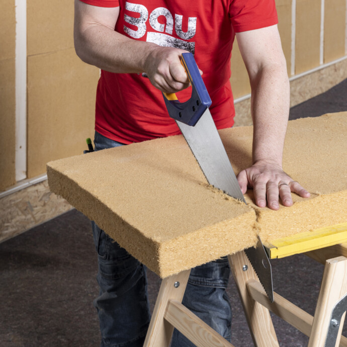 Découper le matelas de fibres de bois Thermoflex avec une scie à main