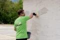 L'apprêt de fond Baumit s'applique à la brosse sur la maçonnerie.