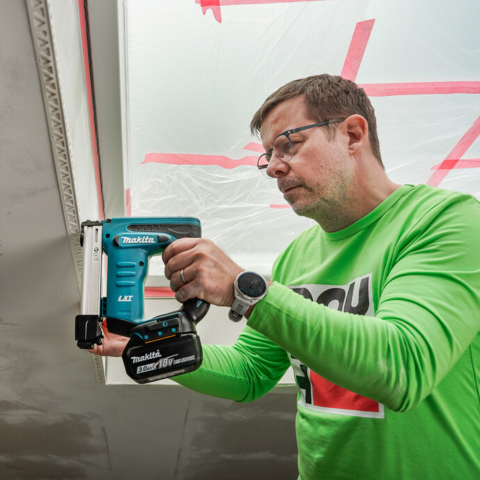 L'agrafeuse permet de fixer le premier côté de l'équerre d'angle.