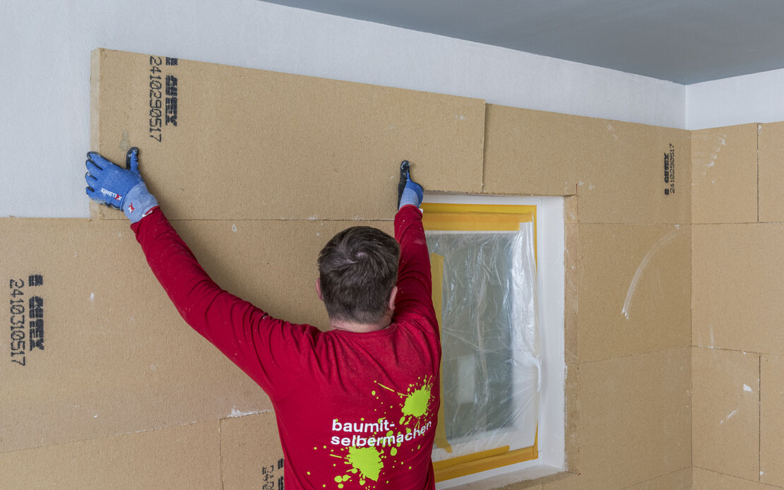Die Holzfaserd&auml;mmplatte wird als geklebtes System an die Wand geklebt.