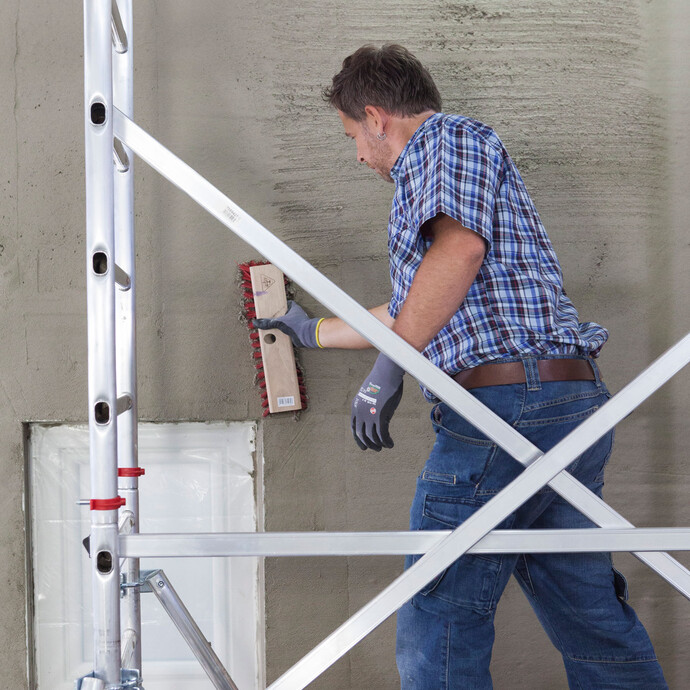 nach dem Verputzen der Wand den frischen Kalkzementputz horizontal aufrauen