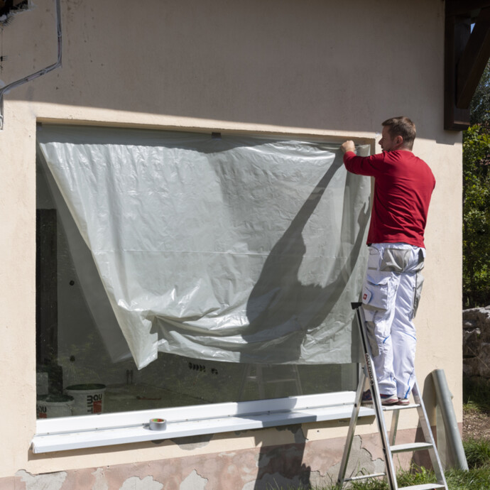 Fenster vor der Fassadensanierung mit Folie vor Verschmutzung schützen