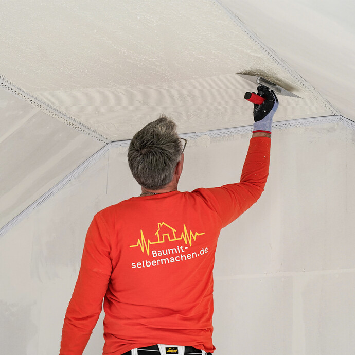 Frische Spachtelmasse wird mit einer Zahnkelle durchgezahnt.