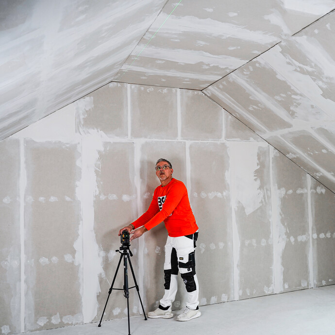 Le bricoleur place le laser croisé sur un trépied.