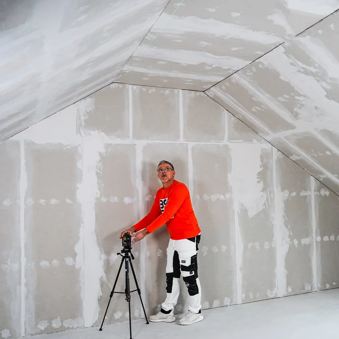 Le bricoleur place le laser croisé sur un trépied.