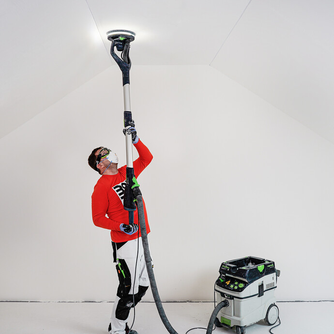 Le plafond est lissé à la ponceuse pour cloisons sèches.