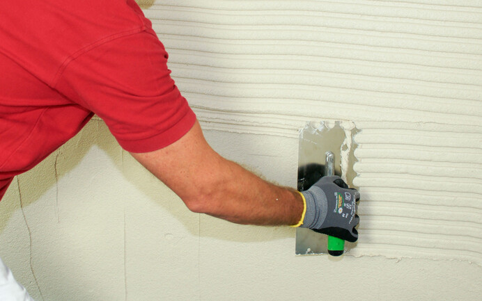 Antischimmel 2 in 1 aufziehen und direkt strukturieren (alternativ: Kalkin Kalkputz weiss oder Kalkin Kalkglätte W darüber aufziehen)