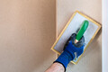 Der Baumit Kalkputz RK 39 aussen wird an der Wand gefilzt.
