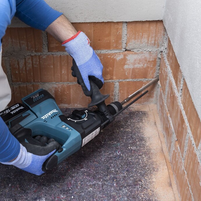 Percer des trous pour la barrière horizontale dans les angles intérieurs