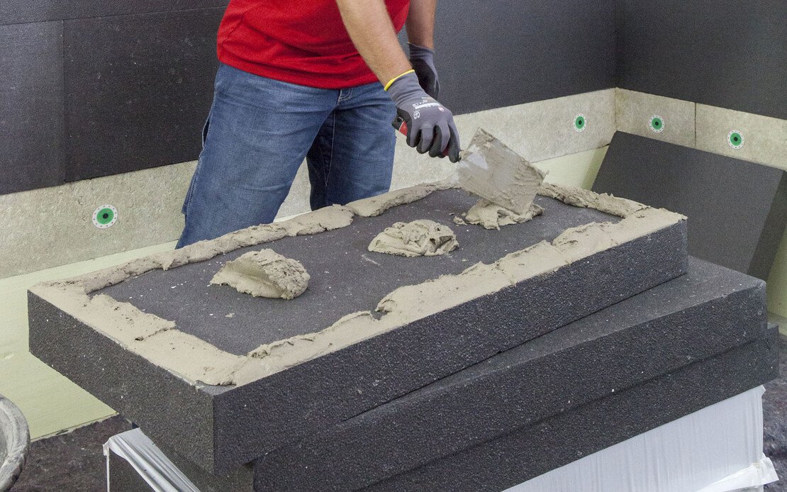 Im W&auml;rmed&auml;mmverbundsystem werden die EPS-D&auml;mmplatten mit dem Klebespachtel ALLROUND verklebt.