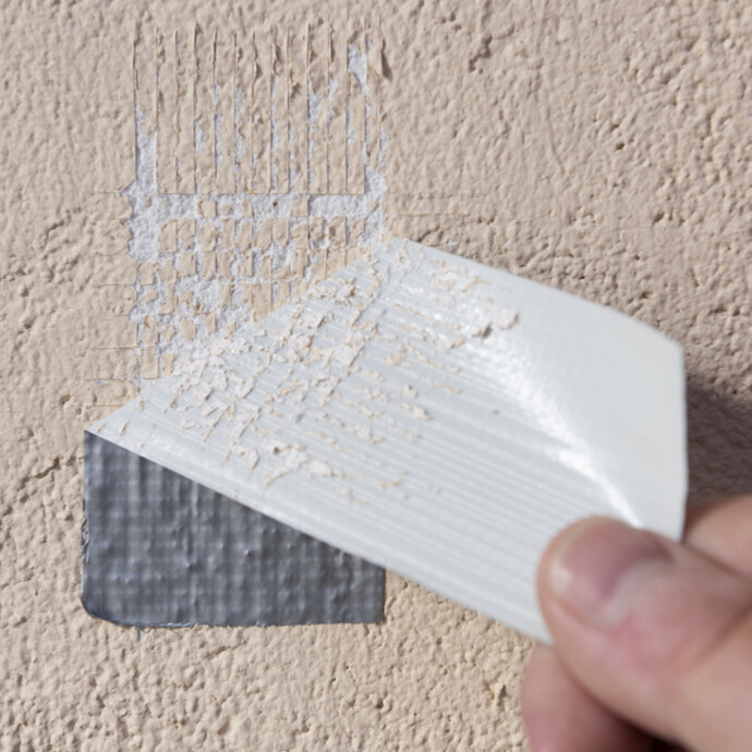 Panzerklebeband vom Altanstrich mit Kraft abreissen