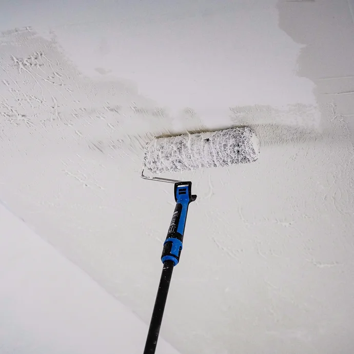 Le mastic au rouleau est appliqu&eacute; &agrave; l'aide d'un rouleau.