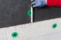Der Abstand des Thermotop Schlagdübels H2 plus zum Brandriegel wird mit einem Meterstab überprüft.