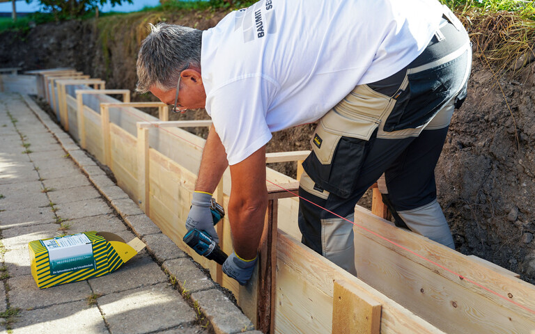 Die Schalungselemente werden miteinander mit einem überlappendem Brett verschraubt. Das Brett sollte mindesten 5 cm überlappen.