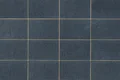 Blaue Fliesenwand mit dezenter Fugenstruktur, ideal für moderne Heimwerkerprojekte im Bad oder in der Küche.