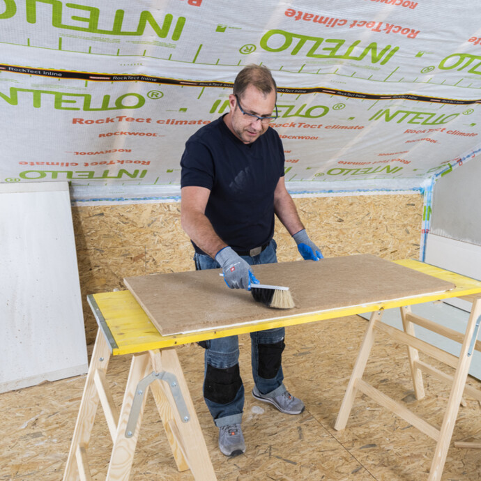 Rückseite des Trockenputzes gründlich reinigen