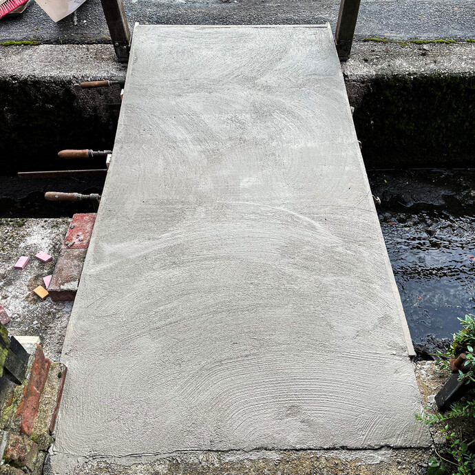 Fertig aufgetragener Gefällespachtel mit Strukturmuster zum Trocknen.