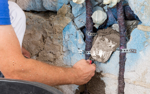 Les ouvertures dans le mur sont obturées avec des mortiers d'argile légère.