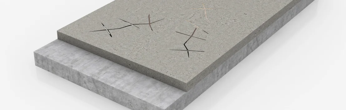 Zwei Betonplatten mit sichtbaren Rissen als Beispiel f&uuml;r Sanierungsbedarf durch Baumit-Produkte.
