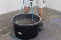 Die Ausgleichsmasse Extrem wird mit einem Rührgerät angerührt.