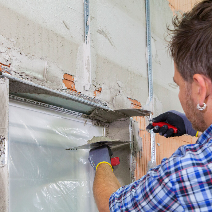 Kalkzementputz am Fenstersturz in der Laibung auftragen