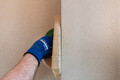 Der Baumit Kalkputz RK 39 aussen wird an der Wand gefilzt.