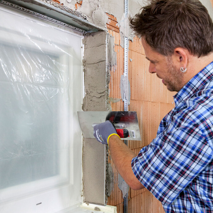 Kalkzementputz in der Laibung vom Fenster auftragen