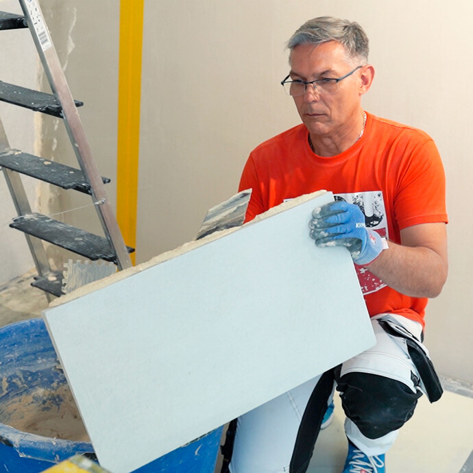 Der Putz Antischimmel 2 in 1 wird an den Stosskanten des Anschlusskeils mit einer Kelle aufgetragen.