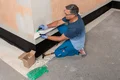 Das Thermotop Sockelprofil Evo wird am Mauerwerk befestigt.