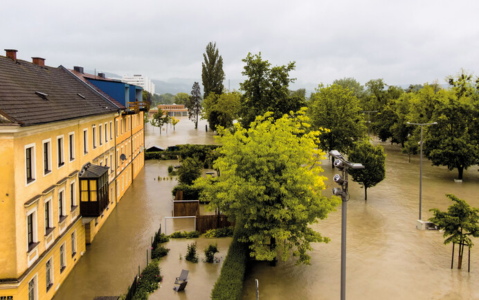 Häuser und Gärten sind überflutet.