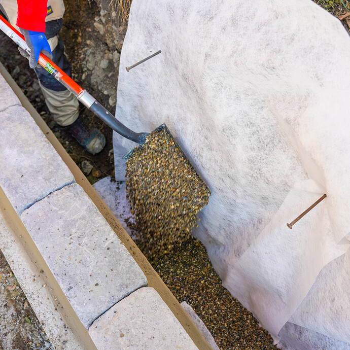 Kies als Unterbau auffüllen