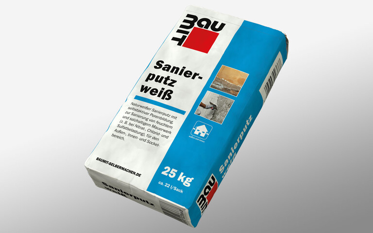 Produktfoto - Baumit Sanierputz weiss im baluen 25 kg Sack auf grauem HIntergrund.