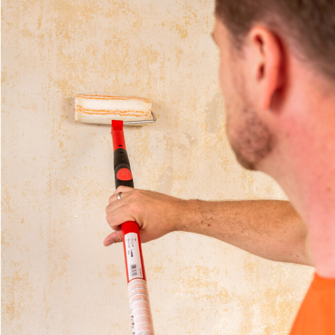 mit Tiefengrund die Wand vor dem Spachteln grundieren