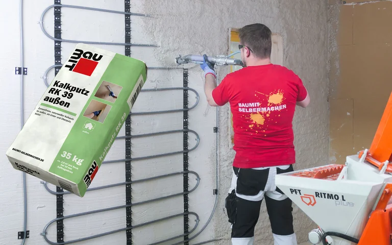 Un bricoleur applique un enduit extérieur à l’aide d’une machine à enduire sur une façade isolée. Un sac d’enduit à la chaux Baumit RK 39 est représenté.