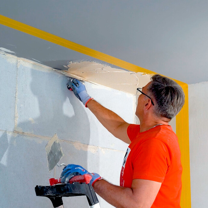 Person trägt an der Decke den frischen Putz Antischimmel 2 in 1 auf.