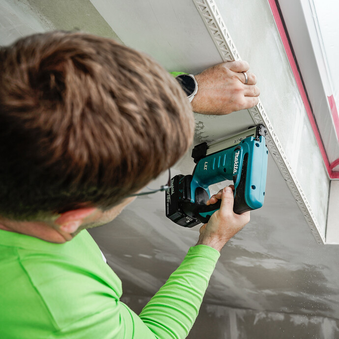 Le deuxième côté du profilé est fixé