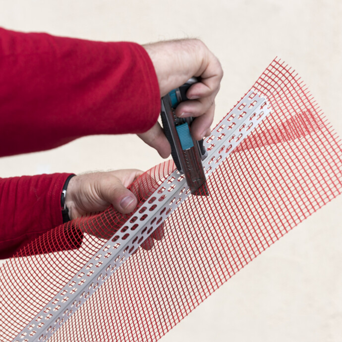 Gewebefahne am Hart-PVC Kern entlang einschneiden