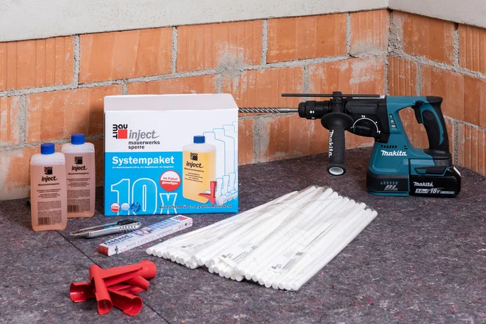 Das inject Mauerwerkssperre Systempaket ist abgebildet mit benötigtem Werkzeug.