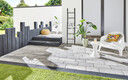 Terrasse moderne avec dalles en pierre grise claire et palissades anthracite.