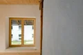 Zimmer mit verputzter Wand und Holzfenster, ideal für Heimwerkerprojekte zur Verschönerung des Innenraums.