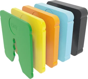 Bunte Bauteile zur Markierung und Trennung von Baustoffen oder Materialien auf einer DIY-Heimwerker-Website.