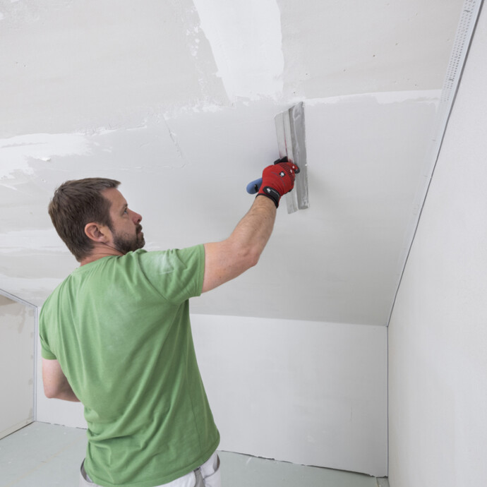 Der Kalkin Innenspachtel kann in mehreren Lagen an der Wand oder der Dachschräge verarbeitet werden