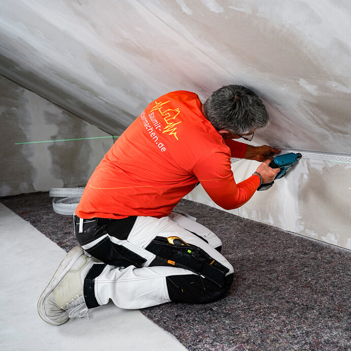 Le profilé de joint de dilatation est fixé entre la pente du toit et la bordure du toit.