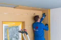 Der Anschlusskeil wird an die Wand geklebt.