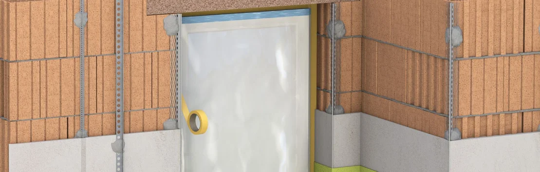 Mauerwerk mit D&auml;mmung und Schutzfolie vorbereitet f&uuml;r Verputzen. Perfekt f&uuml;r Heimwerkprojekte mit Baumit-Produkten.