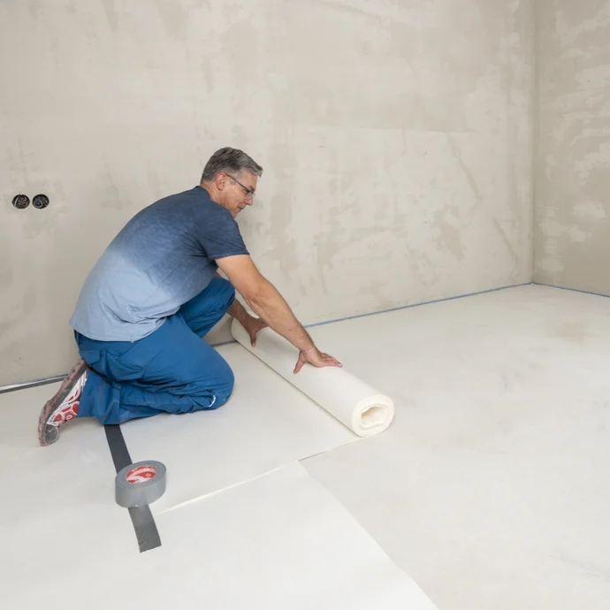 den Boden vor dem Verputzen des Filzputzes an der Wand schützen