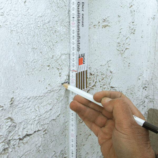 die Höhe der aufgesiegenen Nässe im Mauerwerk von Keller oder Sockel ausmessen 